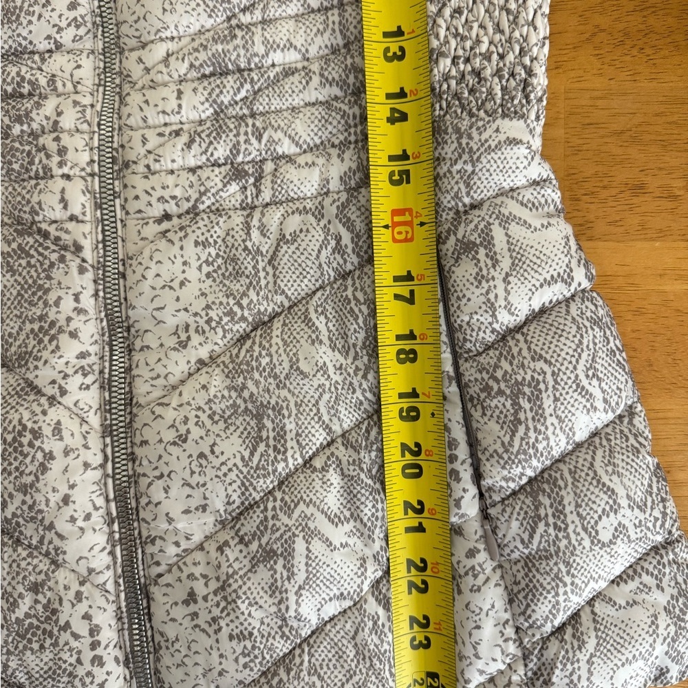 Bernardo Women’s Gray And White Snake Print Packable Puffer Jacket Coat XS - Picture 15 of 15